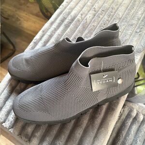 bernie mev. Vegan Knit Ankle Boots in Gray